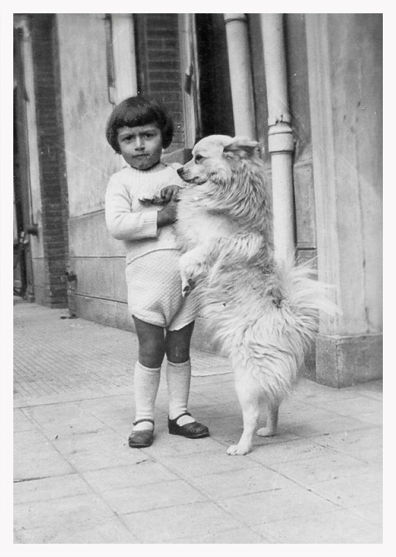 images/Historische-Bilder/Spitz-mit-Kind-1939.jpg#joomlaImage://local-images/Historische-Bilder/Spitz-mit-Kind-1939.jpg?width=569&height=800